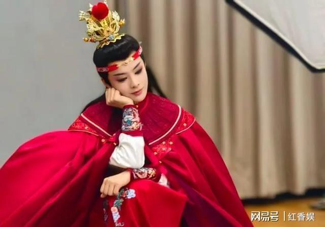 流必须德配位这次陈丽君要沉淀沉淀了冰球突破游戏从影视到传统艺术圈顶(图9)