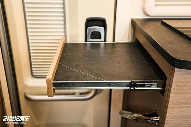 峰景·蓝鲸览拓者四驱房车安全舒适闯天涯冰