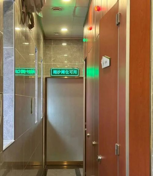 区公厕挤满悄悄崩溃的女性冰球突破豪华版手机版景(图2)