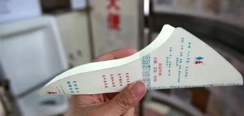 区公厕挤满悄悄崩溃的女性冰球突破豪华版手机版景(图6)