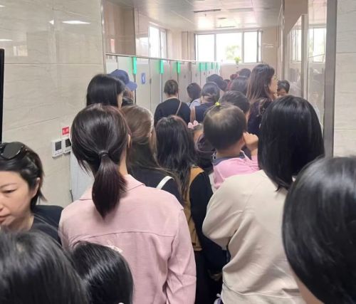 区公厕挤满悄悄崩溃的女性冰球突破豪华版手机版景(图10)